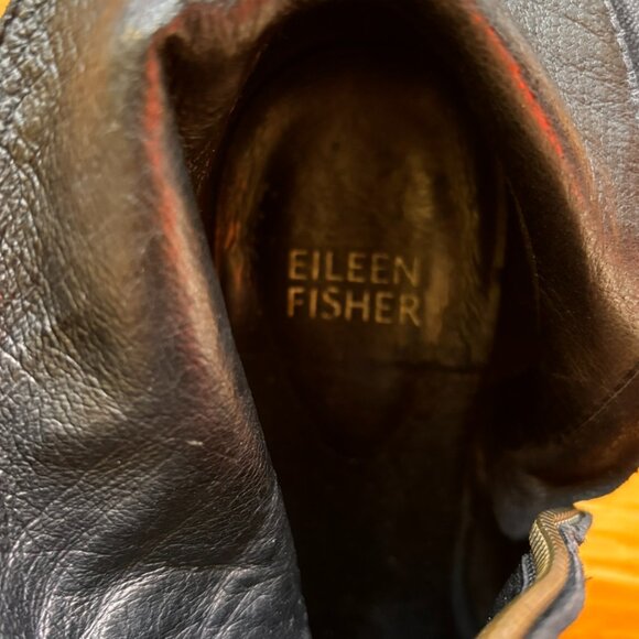 Elegant EF suede all-year ankle booties.Very well cared for suede. Sz 6. - Picture 4 of 7